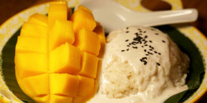 Beitragsbild des Blogbeitrags Mango Sticky Rice – Kokosreis mit Mango – Rezept 