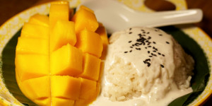 Beitragsbild des Blogbeitrags Mango Sticky Rice – Kokosreis mit Mango – Rezept