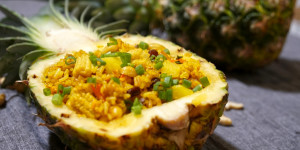 Beitragsbild des Blogbeitrags Gebratener Reis mit Ananas – vegetarisches Rezept (30 min) 
