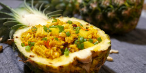 Beitragsbild des Blogbeitrags Gebratener Reis mit Ananas – vegetarisches Rezept (30 min)