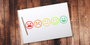 Beitragsbild des Blogbeitrags Personalpolitik im Marketing-Mix und warum zufriedene MitarbeiterInnen dein wertvollstes Gut sind 