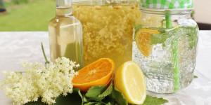 Beitragsbild des Blogbeitrags Holunderblüten Traum: Holler-Sirup selbstgemacht