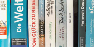 Beitragsbild des Blogbeitrags Reisebuch Tipps & Empfehlungen: 16 Reisebücher zum Träumen & Inspirieren