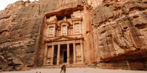 Beitragsbild des Blogbeitrags Felsenstadt Petra in Jordanien: Die wichtigsten Tipps & Highlights 