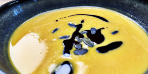 Beitragsbild des Blogbeitrags Kürbis-Kokos-Ingwer-Suppe