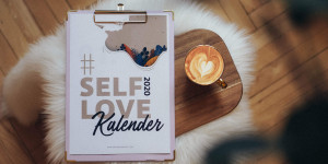 Beitragsbild des Blogbeitrags Kalender 2020 zum Ausdrucken + monatliche Selflove Inspiration 