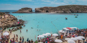 Beitragsbild des Blogbeitrags Blaue Lagune in Malta: Comino Fähre, Erlebnisse & FAQ 