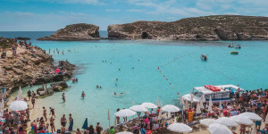 Beitragsbild des Blogbeitrags Blaue Lagune in Malta: Comino Fähre, Erlebnisse & FAQ
