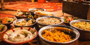 Beitragsbild des Blogbeitrags Essen Dubai: 15 typische Gerichte der emiratischen Küche