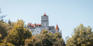Beitragsbild des Blogbeitrags Schloss Bran: 10 Tipps für den Ausflug zum „Dracula Schloss“ 