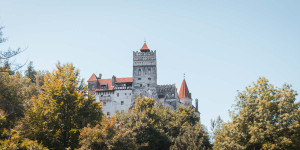 Beitragsbild des Blogbeitrags Schloss Bran: 10 Tipps für den Ausflug zum „Dracula Schloss“