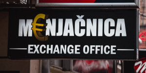Beitragsbild des Blogbeitrags Geld wechseln Serbien: So tauschst Du günstig Euro in Dinar