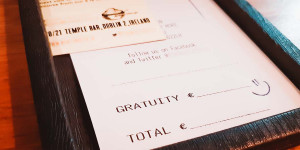 Beitragsbild des Blogbeitrags Ist Trinkgeld in Irland üblich und wie viel gibt man? 