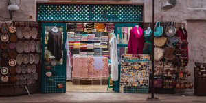 Beitragsbild des Blogbeitrags Souvenir Dubai: 15 besten Mitbringsel, Andenken & Geschenke