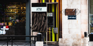 Beitragsbild des Blogbeitrags Geld abheben in Jordanien: So vermeidest Du hohe Gebühren!