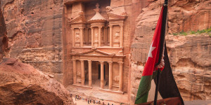 Beitragsbild des Blogbeitrags Petra: 10 Tipps zur Reise zur Felsenstadt in Jordanien 