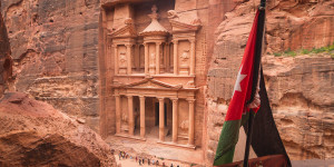 Beitragsbild des Blogbeitrags Petra: 10 Tipps zur Reise zur Felsenstadt in Jordanien