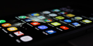 Beitragsbild des Blogbeitrags 12 besten Apps für Reisen, die Zeit und Geld sparen!