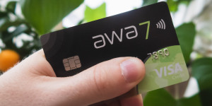 Beitragsbild des Blogbeitrags awa7® Kreditkarte: Vor- und Nachteile der nachhaltigen Visa