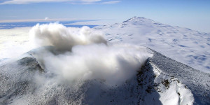 Beitragsbild des Blogbeitrags 7 Vulkane in der Antarktis, zu denen Reisen möglich sind