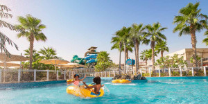 Beitragsbild des Blogbeitrags 8 größten Aquapark Hotels in Dubai mit vielen Rutschen 