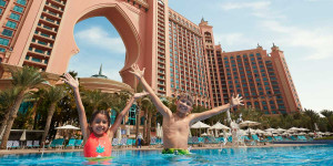Beitragsbild des Blogbeitrags 14 besten Familienhotels in Dubai für Reisen mit Kindern