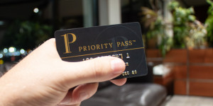 Beitragsbild des Blogbeitrags 4 besten Kreditkarten mit Priority Pass im Vergleich