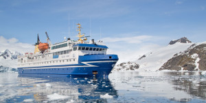 Beitragsbild des Blogbeitrags Welchen Einfluss hat die Schiffsgröße auf Antarktis Reisen? 
