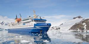 Beitragsbild des Blogbeitrags Welchen Einfluss hat die Schiffsgröße auf Antarktis Reisen?