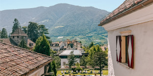 Beitragsbild des Blogbeitrags Märchenhaft wohnen im Castel Rundegg in Meran 