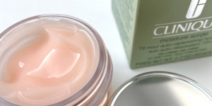 Beitragsbild des Blogbeitrags Eine Geschichte darüber, wie Clinique Moisture Surge meine trockene graue Haut rettete