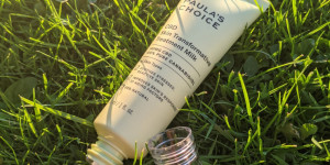 Beitragsbild des Blogbeitrags Wie wirkt CBD auf die Haut? Der Testbericht über Paulas Choice CBD Skin Transformative Treatment Milk