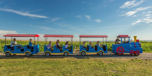 Beitragsbild des Blogbeitrags Entspannt mit Kindern auf Schienen: Ein Fahrplan für stressfreie Bahnreisen
