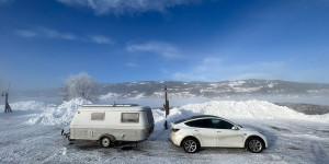 Beitragsbild des Blogbeitrags Im Winter mit E-Auto & Wohnwagen auf die Lofoten 
