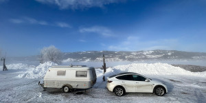 Beitragsbild des Blogbeitrags Im Winter mit E-Auto & Wohnwagen auf die Lofoten