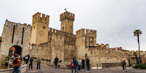 Beitragsbild des Blogbeitrags Sirmione – Sehenswürdigkeiten & Reisetipps – Gardasee
