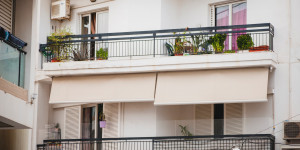 Beitragsbild des Blogbeitrags Einen länglichen Balkon einrichten