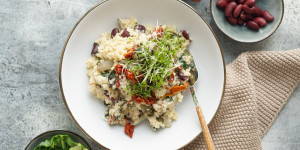 Beitragsbild des Blogbeitrags Eiweiß Bowl mit Quinoa, Mangold, Kidneybohnen, Getrockenete Tomaten