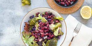 Beitragsbild des Blogbeitrags Brokkoli-Rotkraut-Quinoa Salat mit Kidneybohnen oder Greek White (vegan)