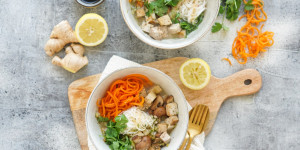 Beitragsbild des Blogbeitrags Asiatisches Süppchen mit Reisnudeln, Tofu, Karottenspaghetti, Koriander und Ingwer