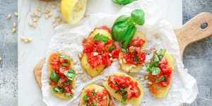 Beitragsbild des Blogbeitrags Kartoffel-Bruschetta mit Tomaten-Basilikum Salsa
