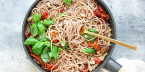 Beitragsbild des Blogbeitrags Dinkelpasta mit weißen Bohnen, getrockneten Tomaten, Champignons und Basilikum