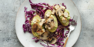 Beitragsbild des Blogbeitrags Kartoffel-Bruschetta I Avocado Mash I „Bratwürstel“ I Rotkraut