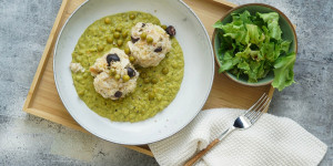 Beitragsbild des Blogbeitrags (Oliven)-Dinkelknödel mit Grüner Erbsen Kokos Sauce (vegan)