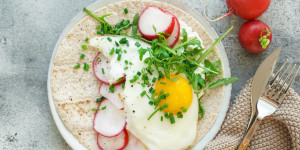 Beitragsbild des Blogbeitrags Vollkornwrap mit Spiegelei, Cottagecheese, Rucola, Radieschen
