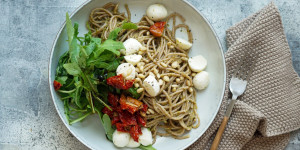 Beitragsbild des Blogbeitrags Pasta mit Basilikum Pesto, getrockneten Tomaten und Rucola