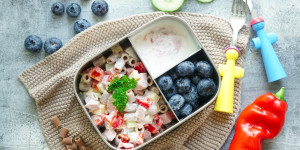 Beitragsbild des Blogbeitrags Snackbox mit Nudelsalat, Fruchtjoghurt und Obst