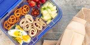 Beitragsbild des Blogbeitrags Blitz – Snackbox mit Käse-Wrap-Röllchen