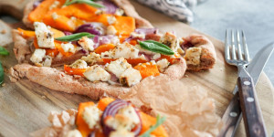Beitragsbild des Blogbeitrags Dinkel-Kürbis-Flammkuchen