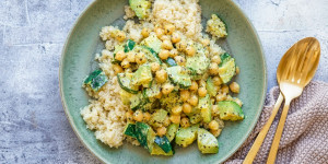 Beitragsbild des Blogbeitrags Quinoa mit Kichererbsen-Zucchini-Kokospfanne